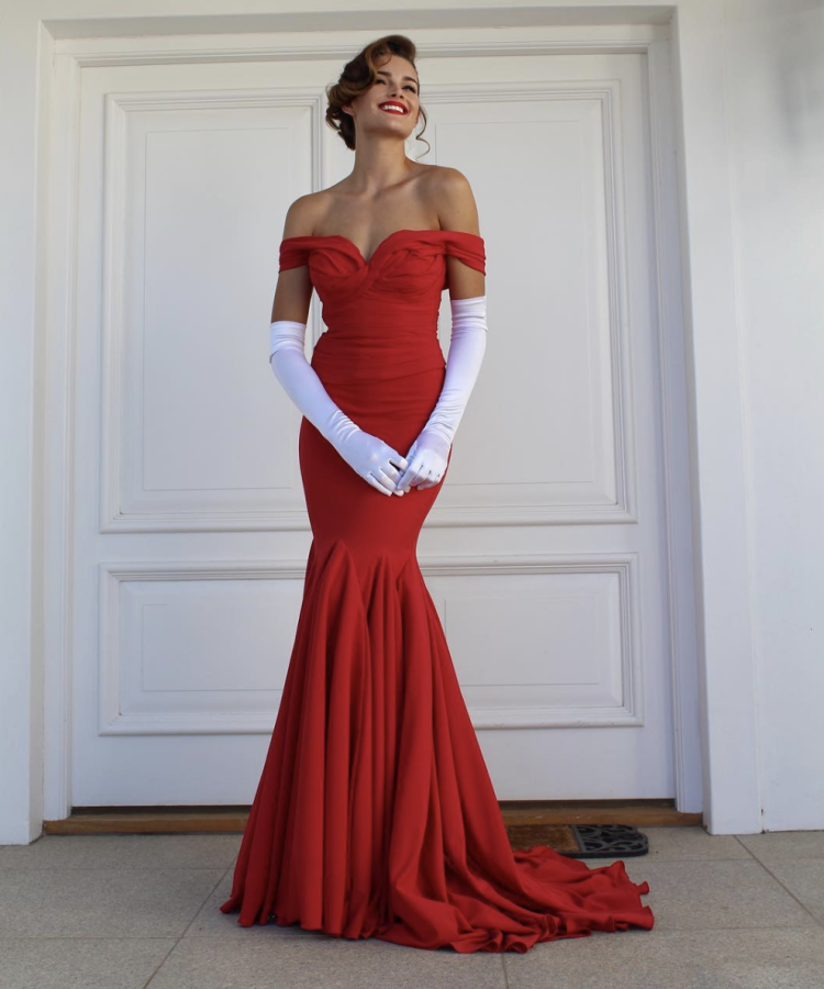 Красное платье с перчатками