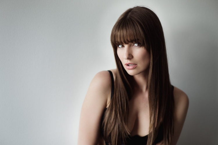 Прямая челка