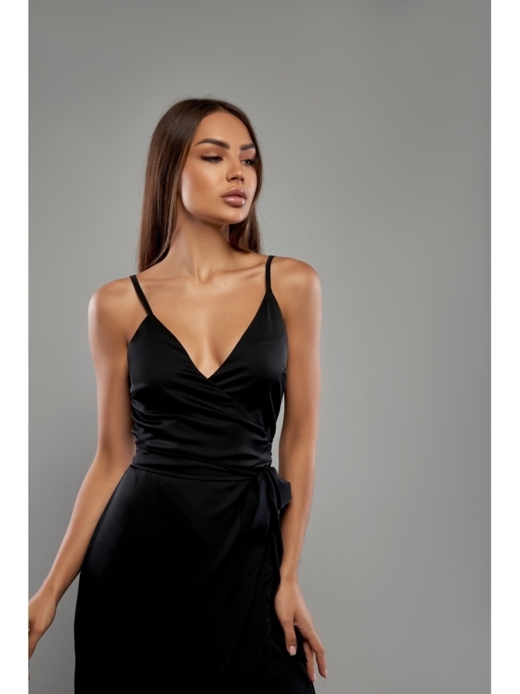 Черное платье на бретельках