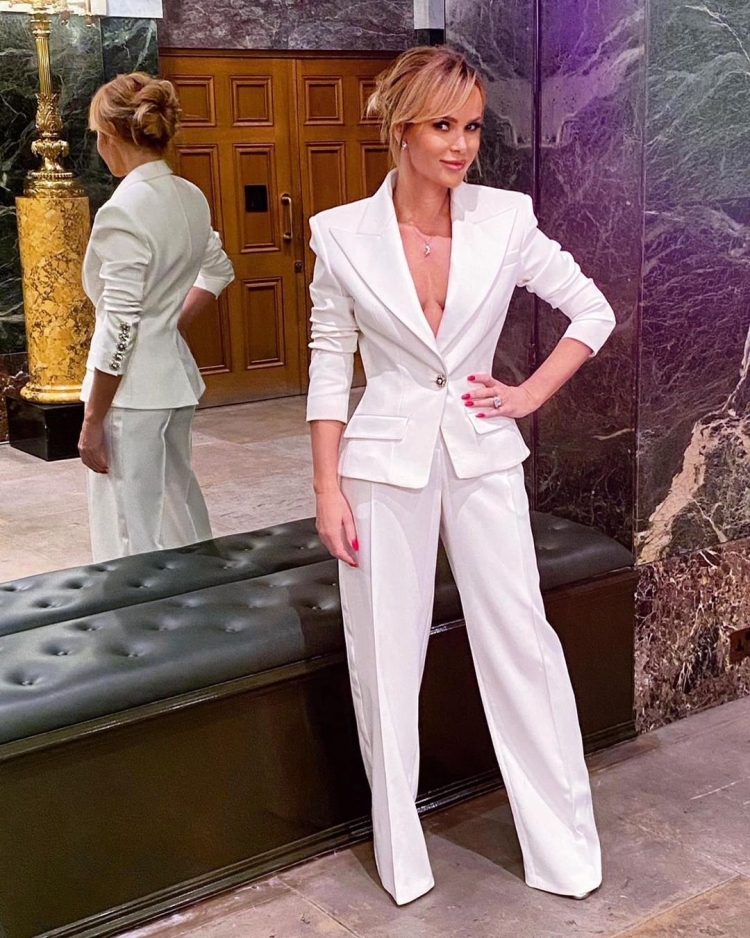 Девушку с часами в белом костюме