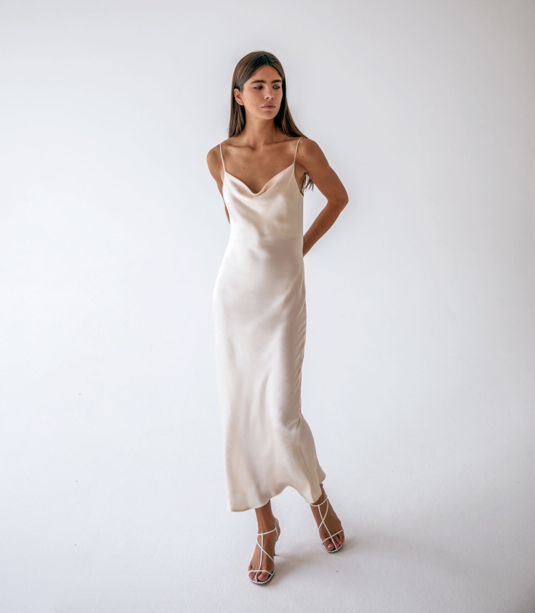 Белое атласное платье на бретельках