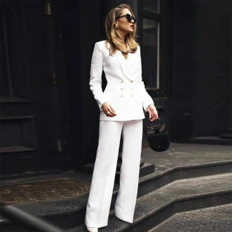 Алессандра Амбросио в костюме