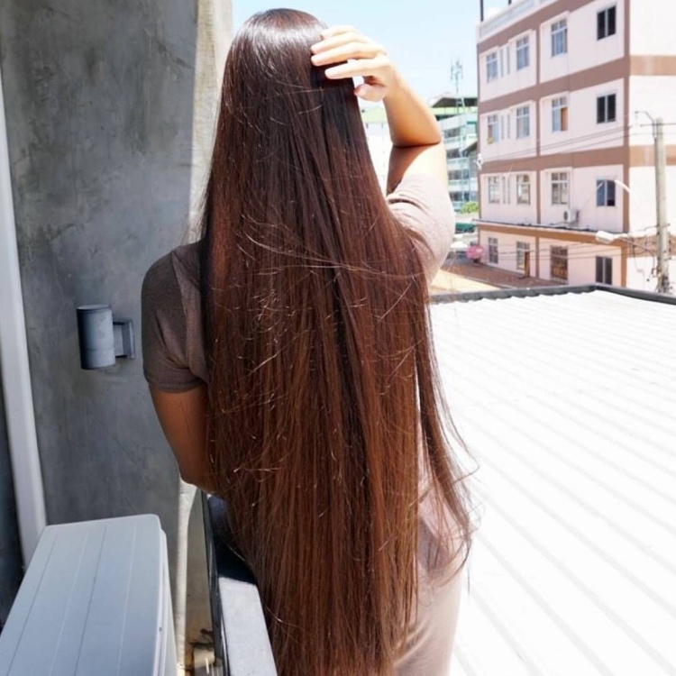 Длинные прямые волосы со спины