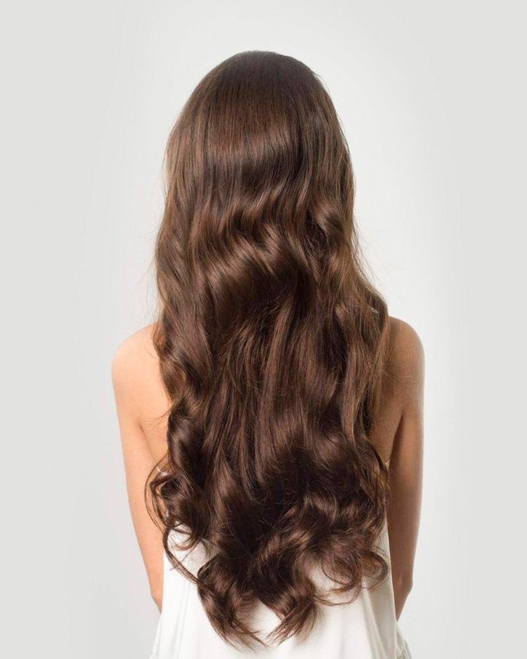 Девушка с коричневыми волосами