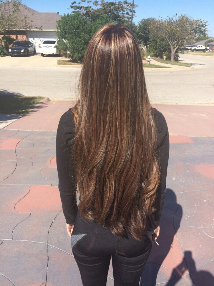 Каштановые кудрявые волосы со спины