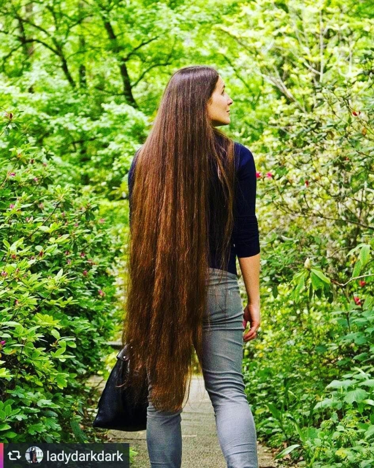 Кудрявые волосы со спины