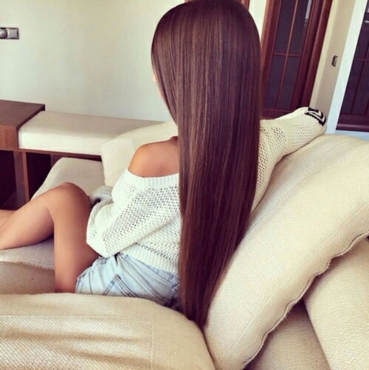 Девушка с длинными каштановыми волосами