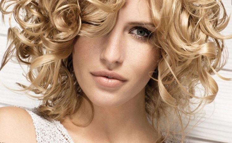 Прическа крупные Локоны на средние волосы