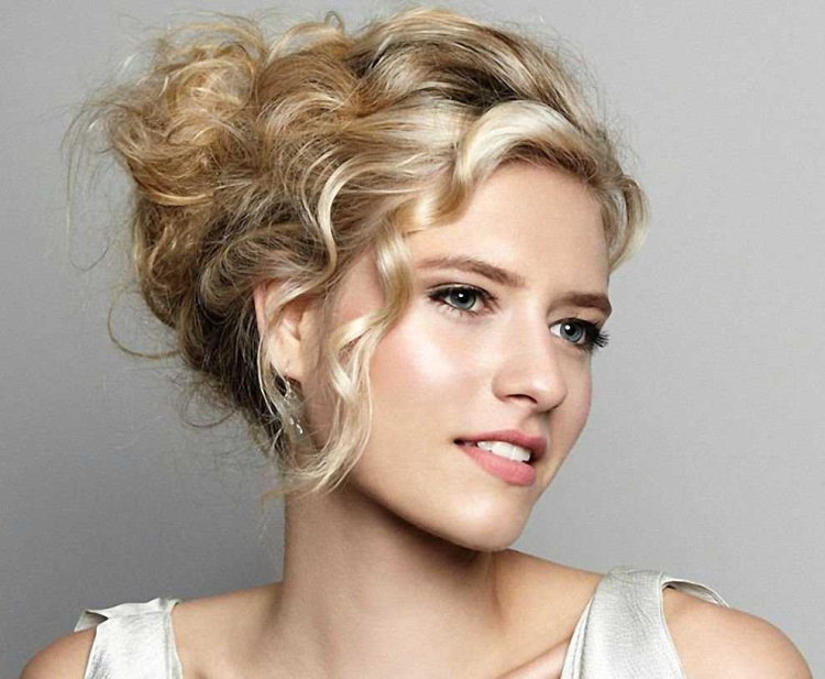 Прически на вьющиеся волосы