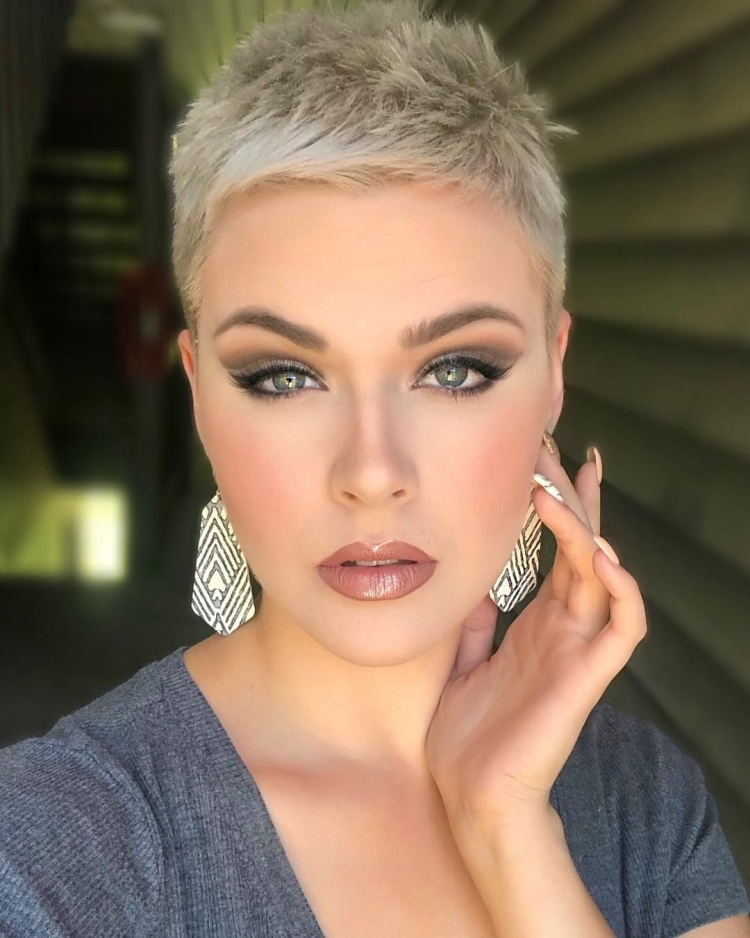 Кингсли Браун стрижка