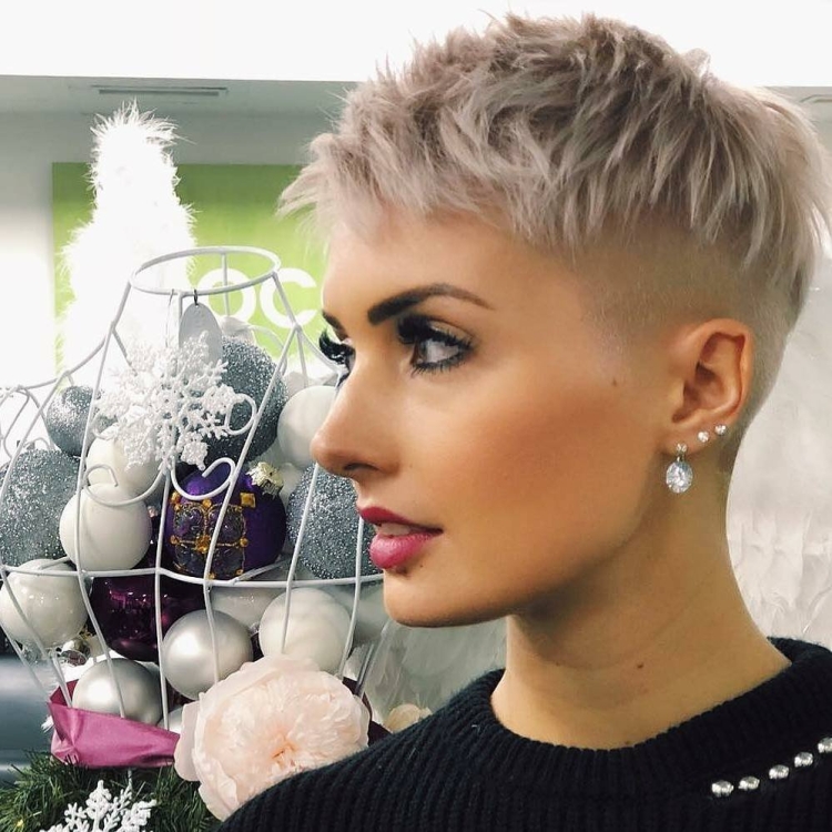 Ультракороткие женские стрижки 2022 модные