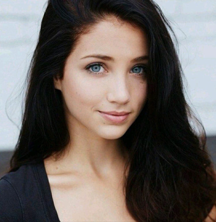 Эмилия Рудд брюнетка