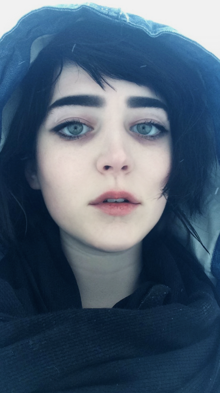 Бледная девушка с черными волосами