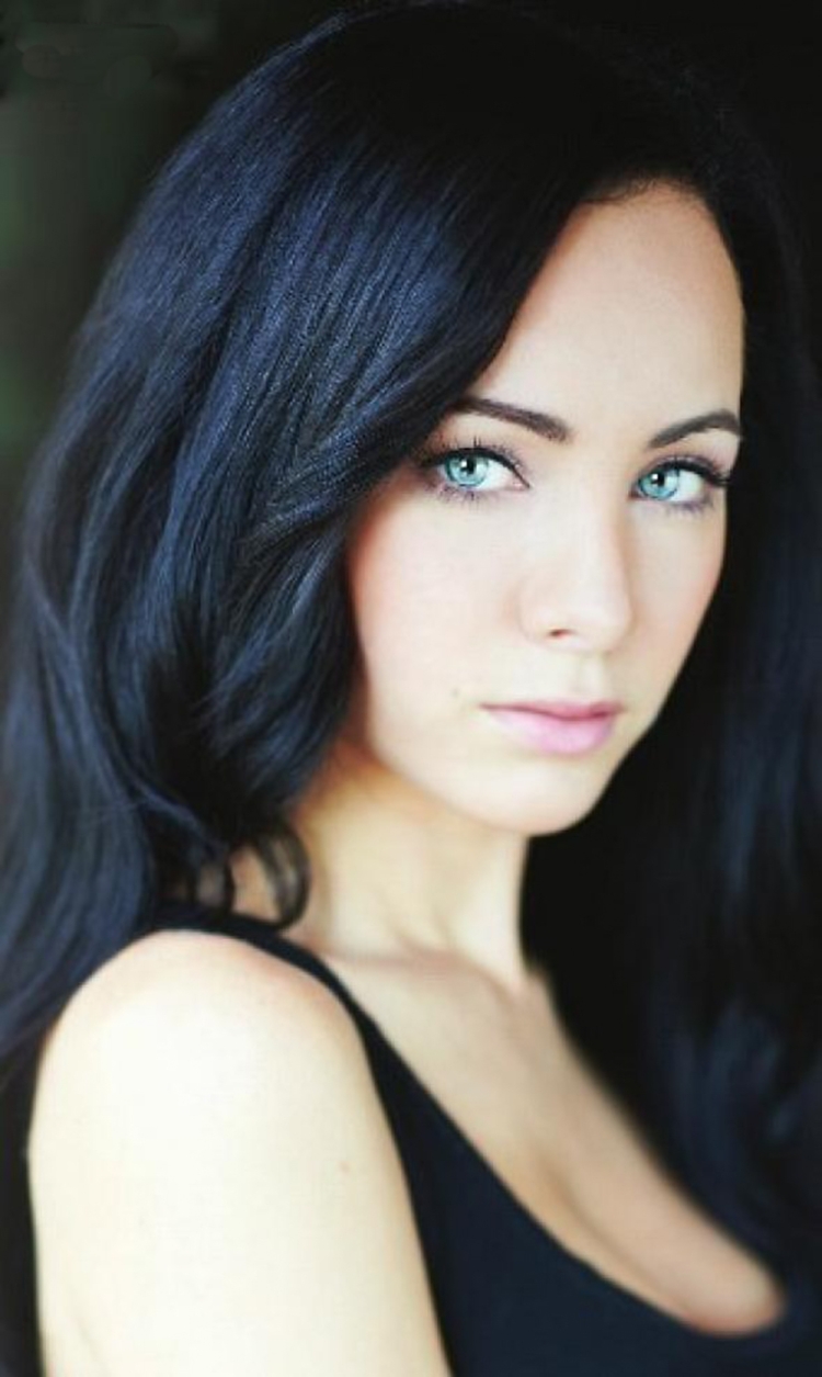 Девушка с темно синими глазами