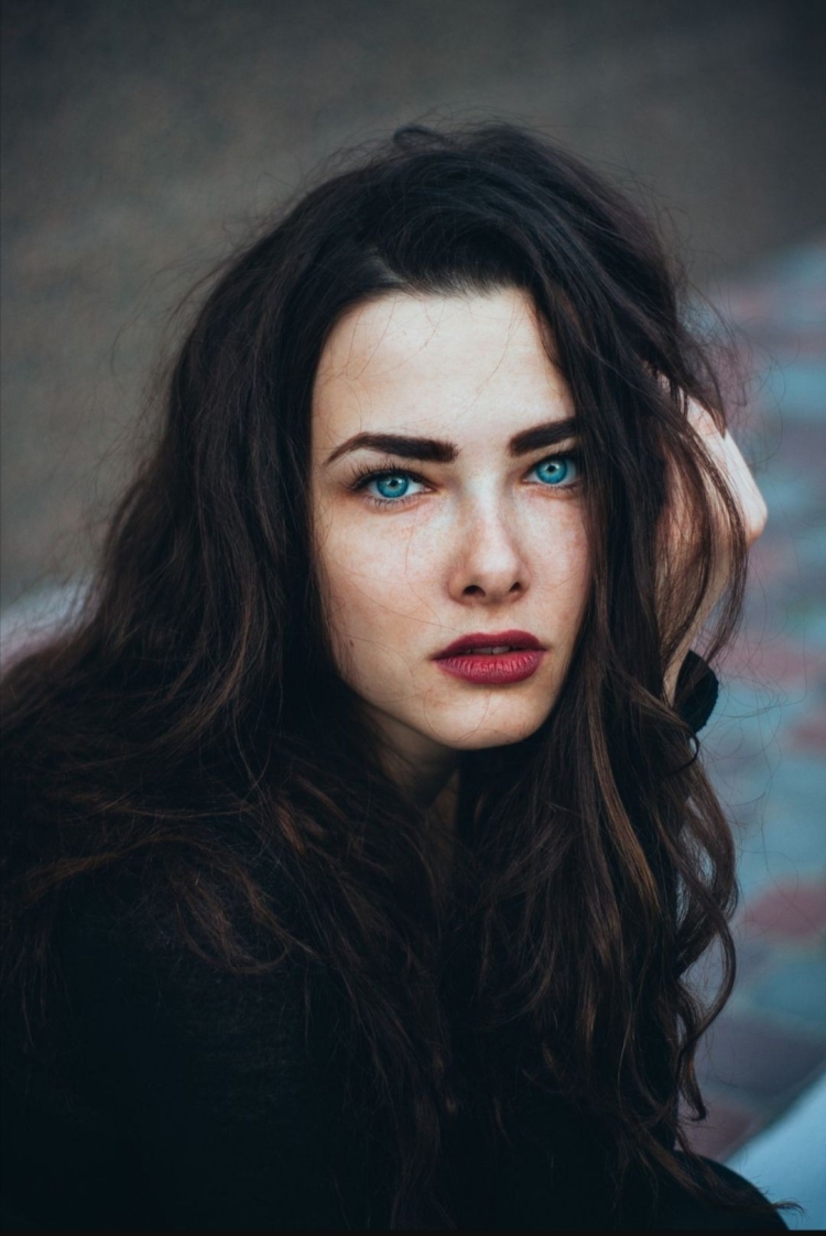 Тёмные волосы и голубые глаза