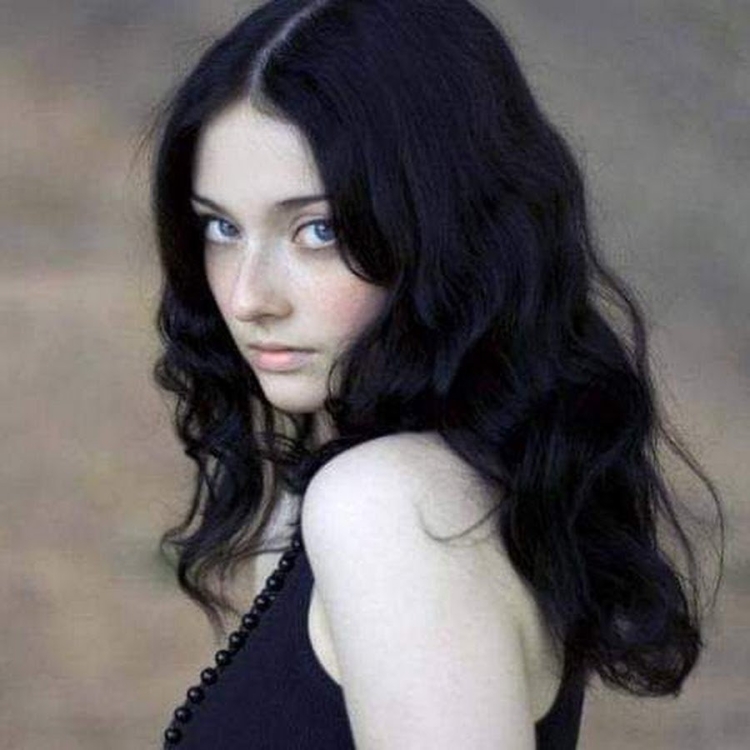 Брюнетка с бледной кожей