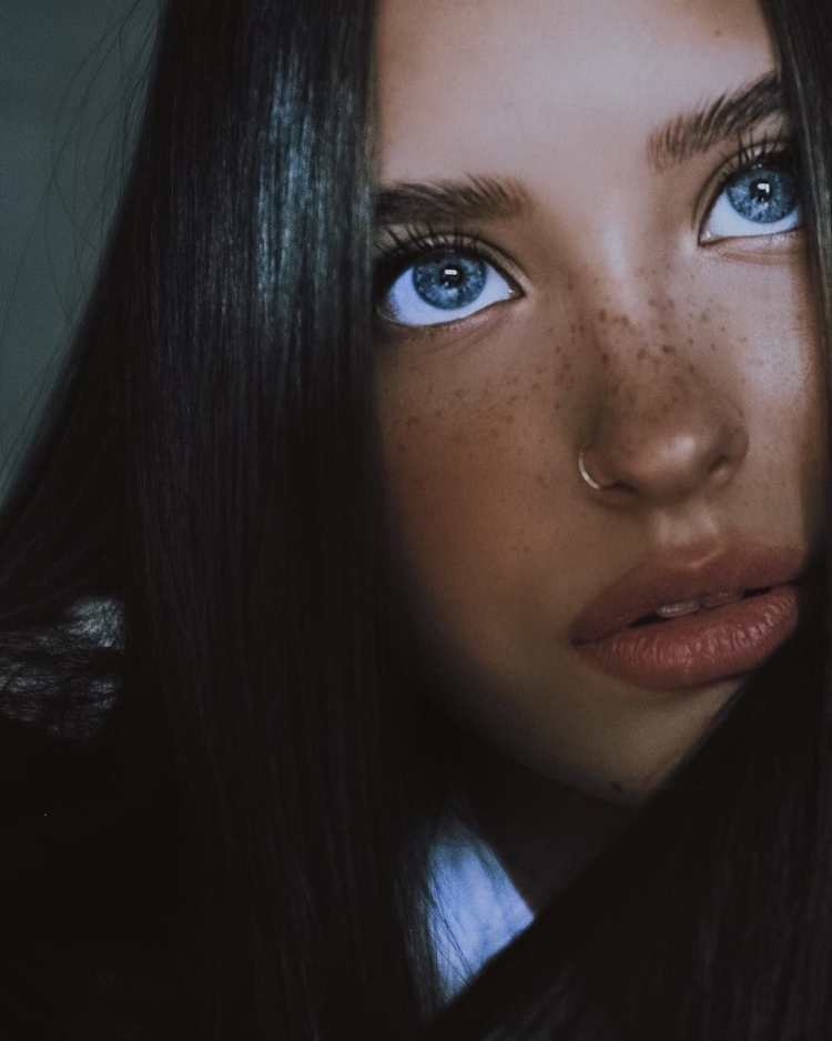 Темноволосая девушка с голубыми глазами