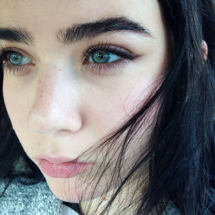 Девушка с чёрными волосами и голубыми глазами