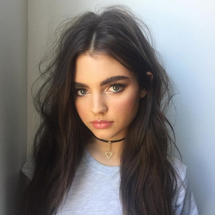 Красивые подростки девушки с черными волосами