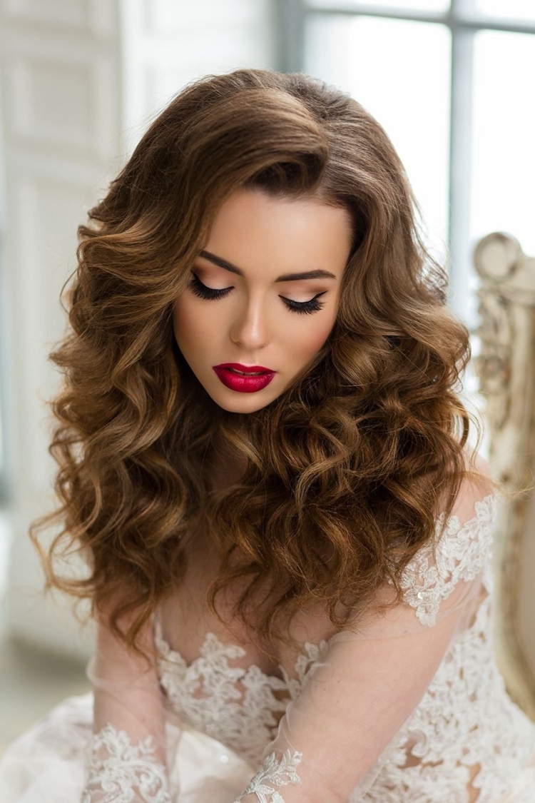 Девушка с темными кудрявыми волосами