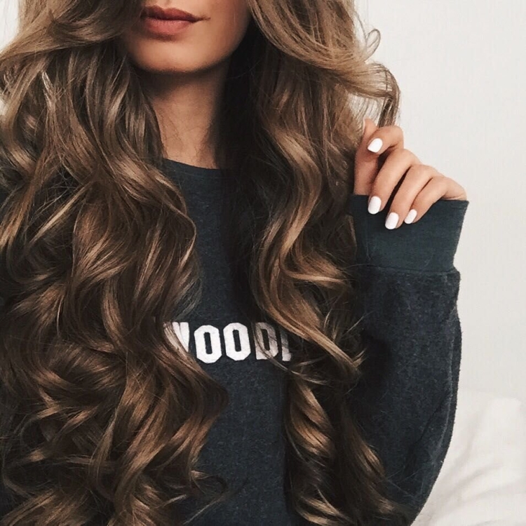 Мятные кудрявые волосы