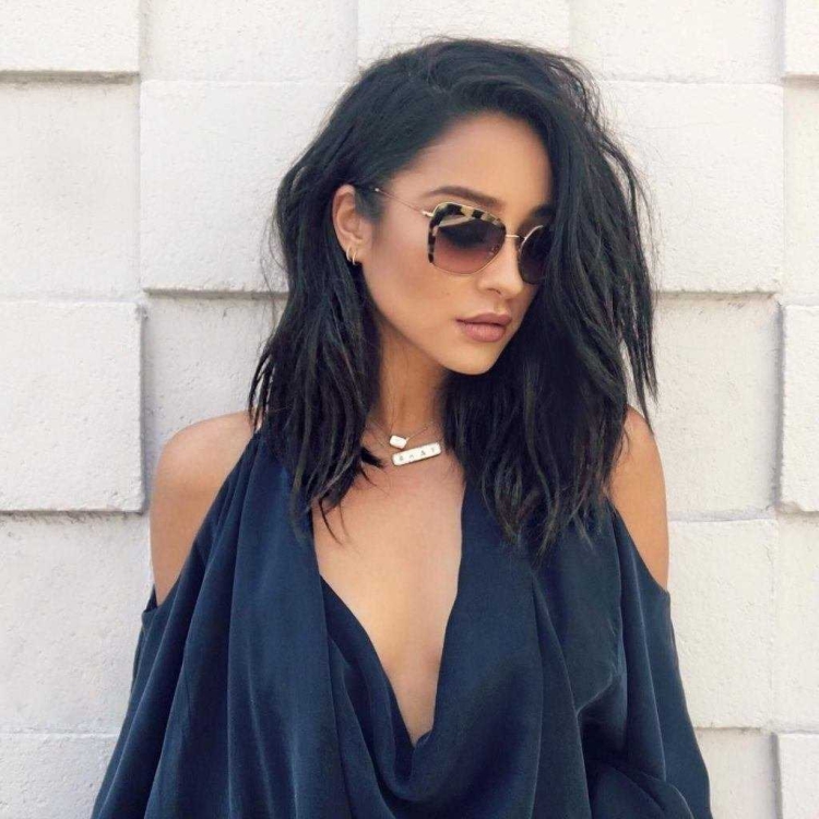 Шей Митчелл с челкой