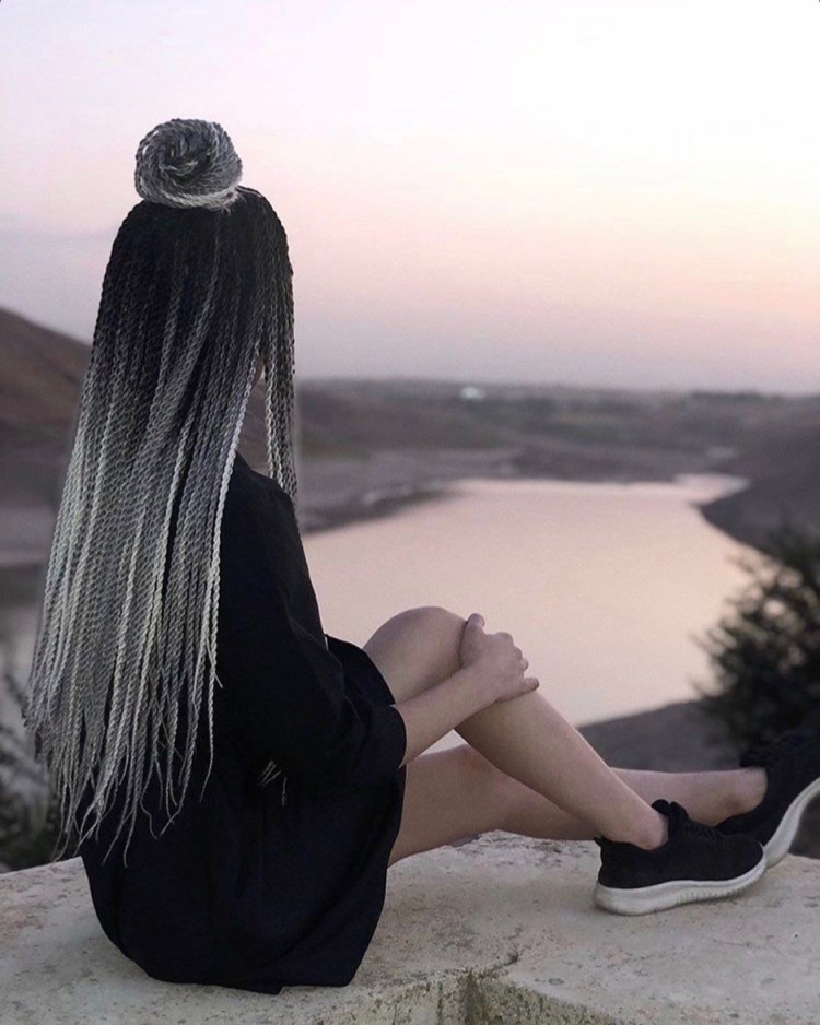 Девушка с афрокосами на море