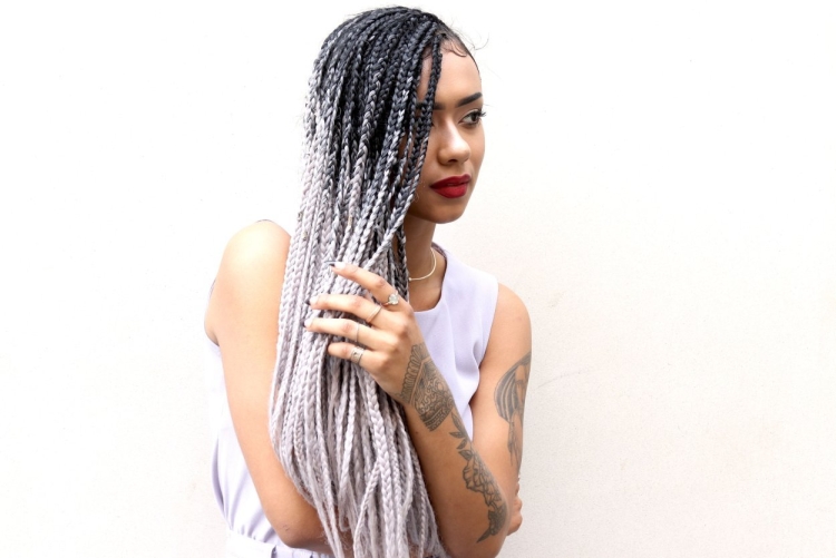 Афрокосички на белом фоне