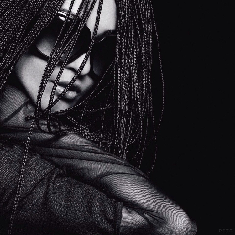 Афрокосы на черном фоне