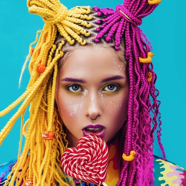 Девушка с афрокосами