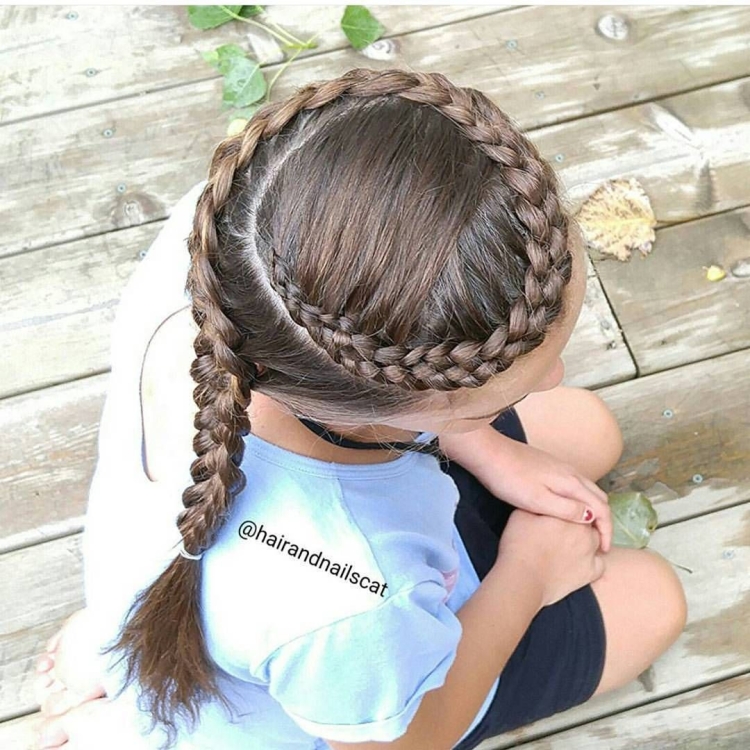 Девочка заплетает косы