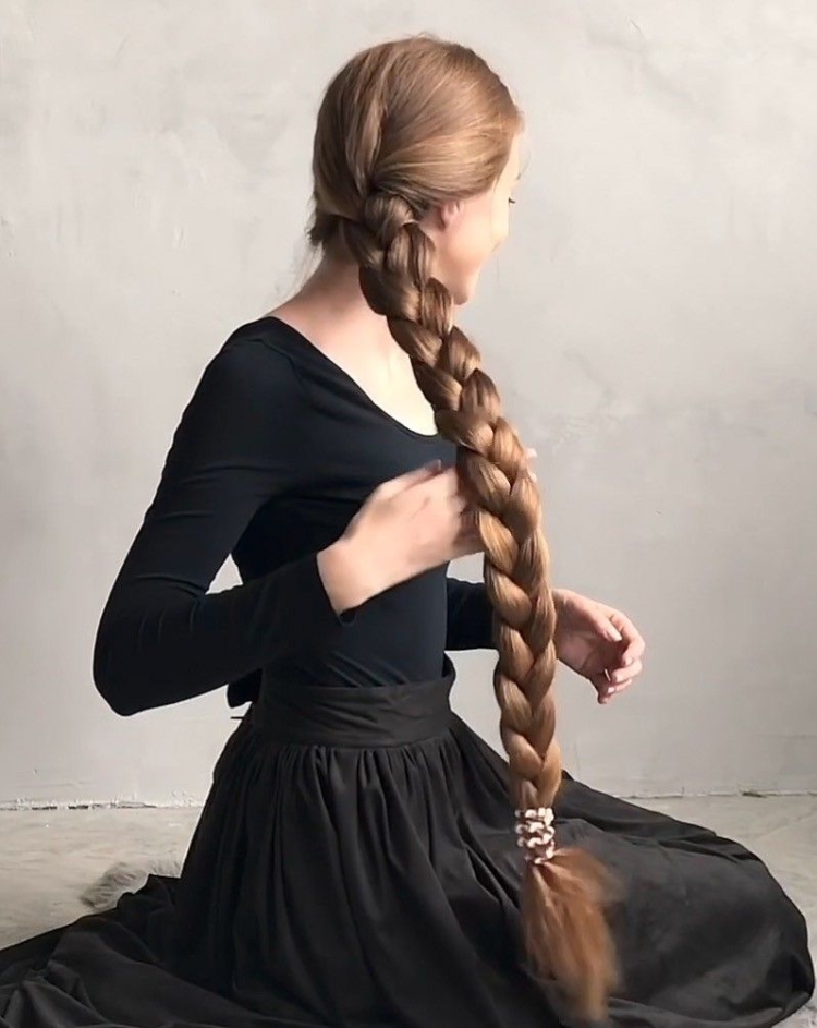 Девушки с длинными косами