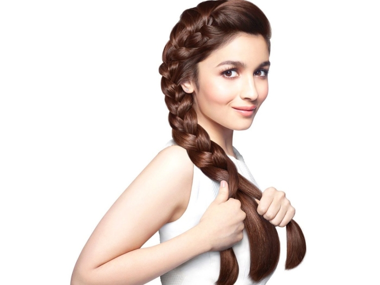 Дедушка заплетает косу