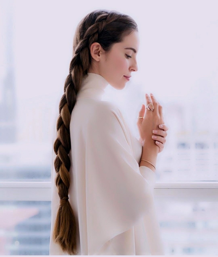 Девушка с длинной косой