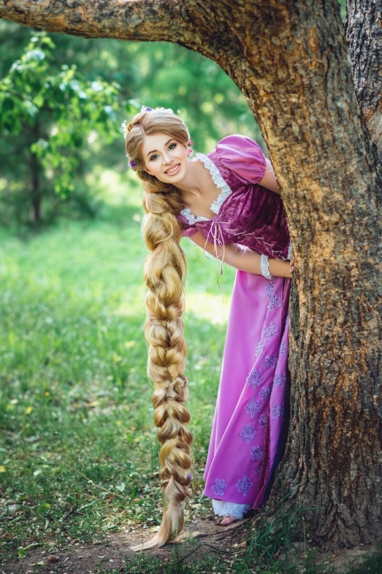 Девушка с длинной косой