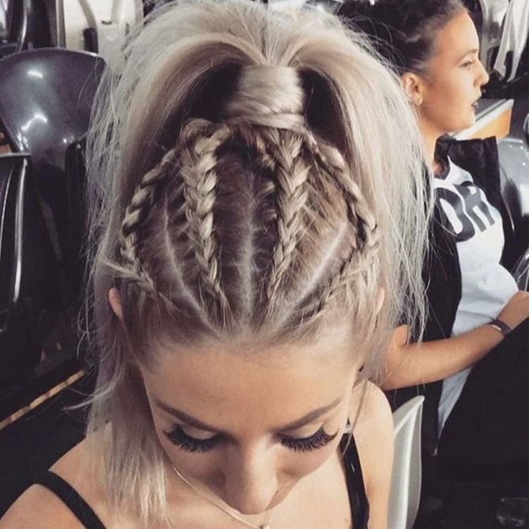 Прическа хвост с косичкой