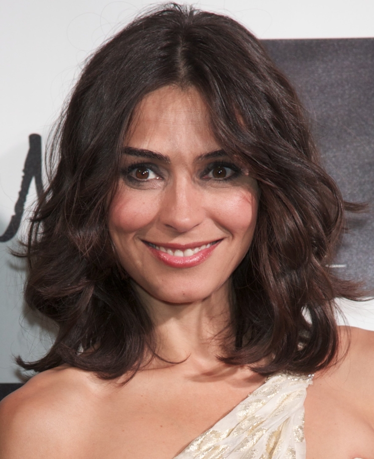 Стрижка на волнистые волосы до плеч