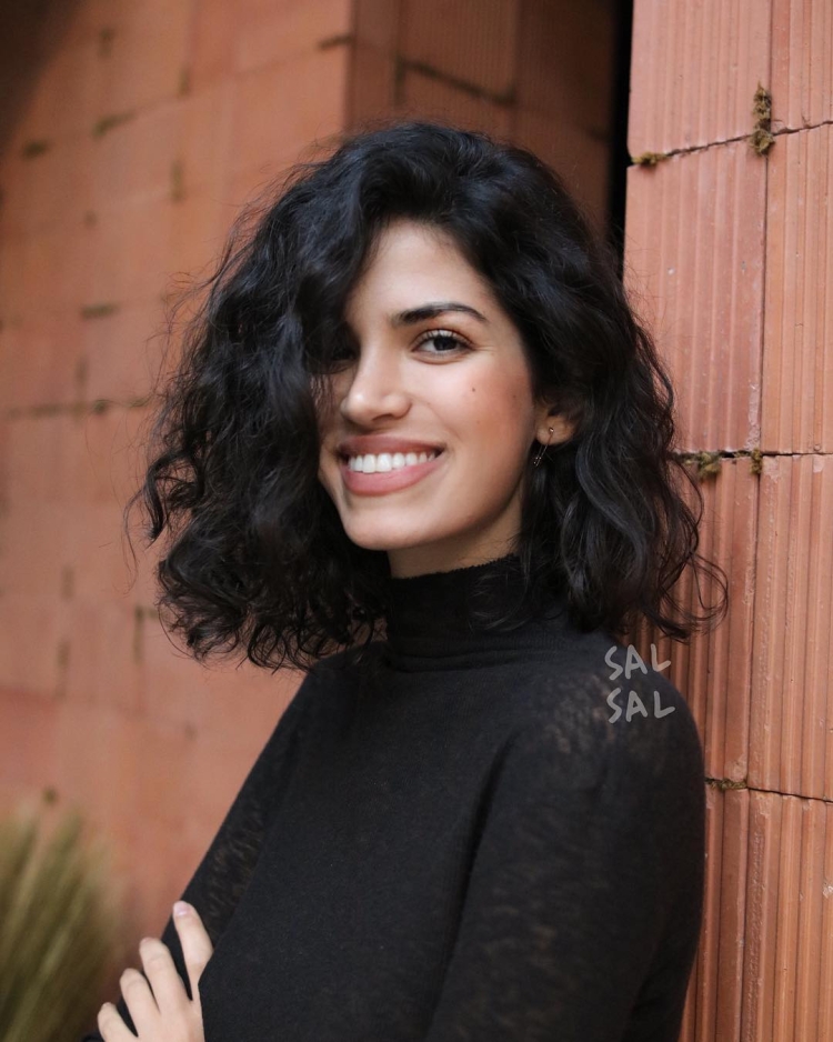 Удлиненное каре на кудрявые волосы