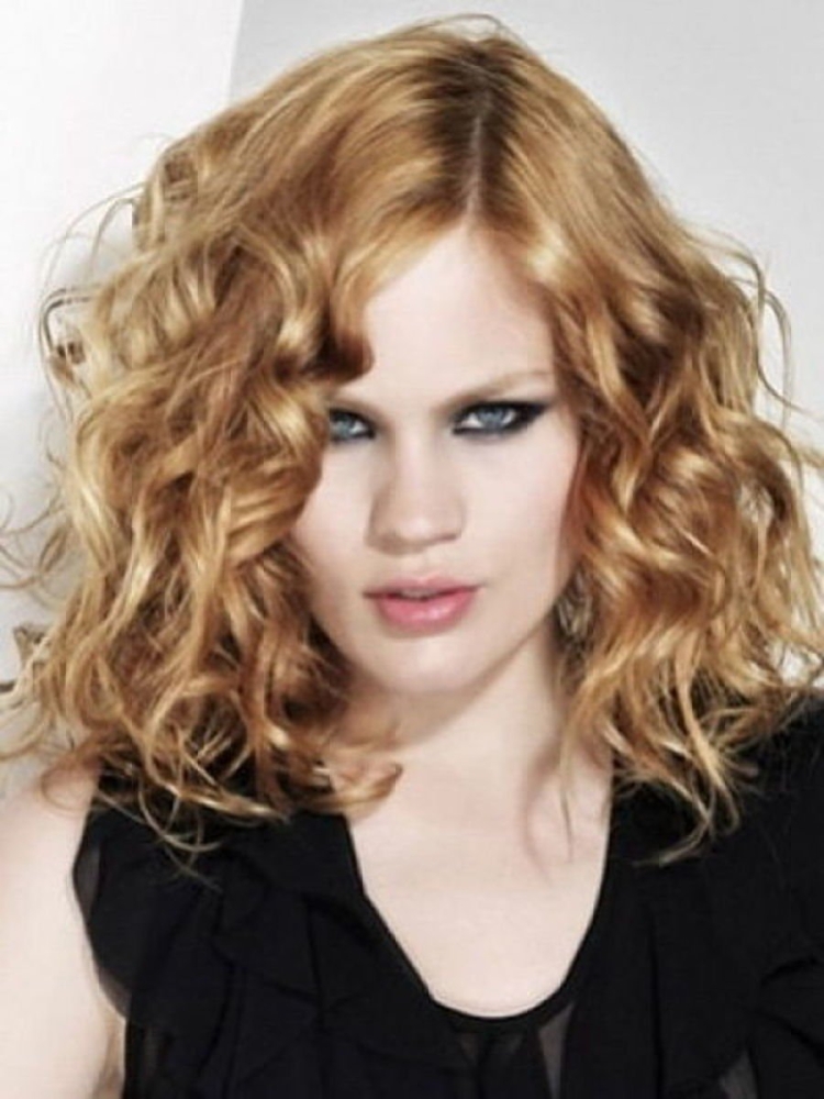 Волнистые кудри на средние волосы