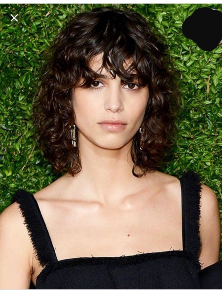 Мика Арганараз с кудрявыми волосами