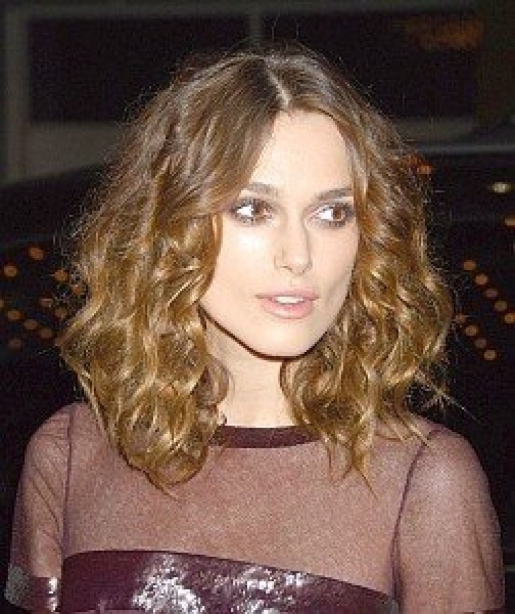 Кира Найтли с волнистыми волосами