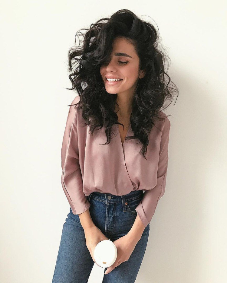 Вьющиеся волосы до плеч