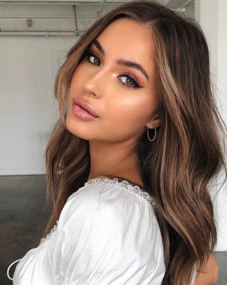 Шатенка со светлыми прядями