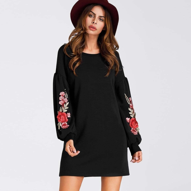 Черное платье с вышитыми рукавами