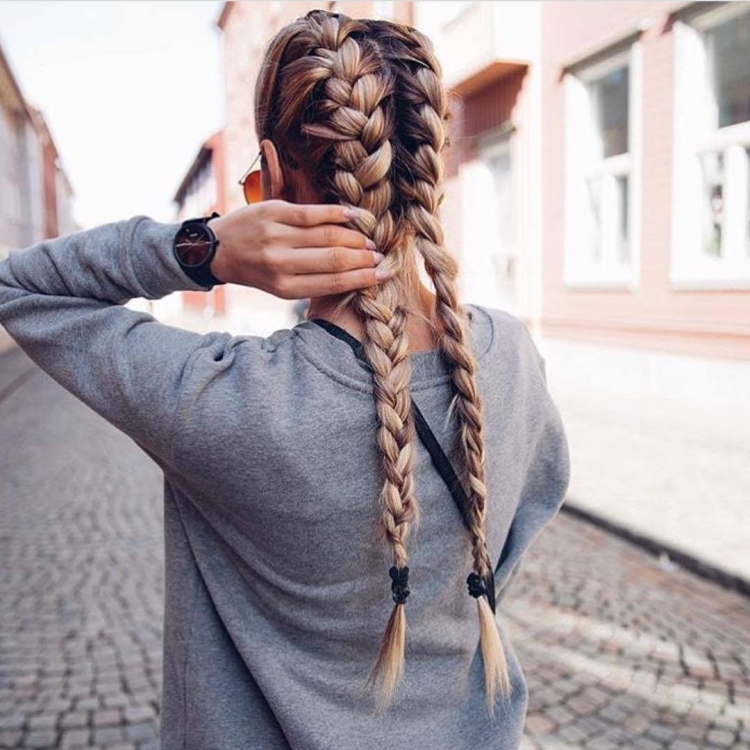 Девушка с косами