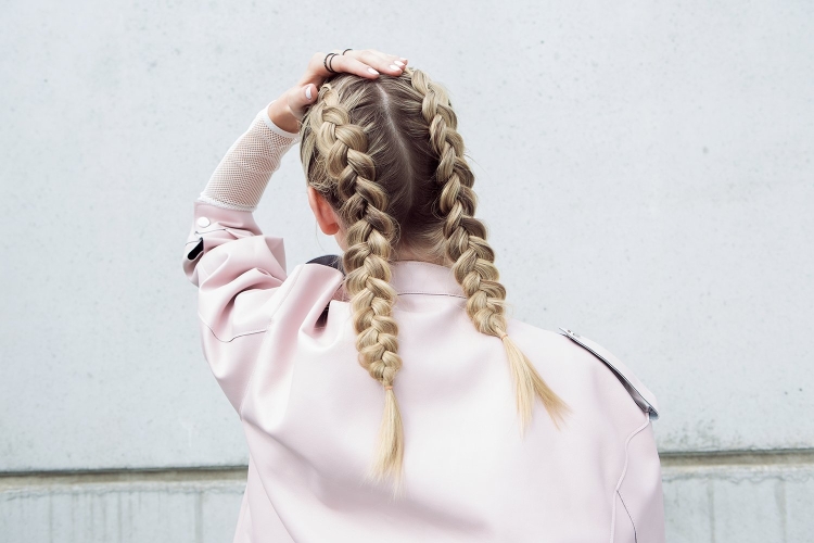 Две косички на средние волосы