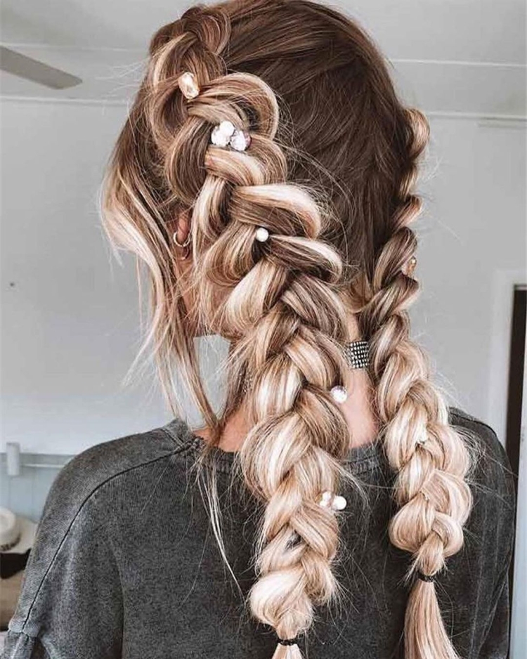 Прически на выпускной косы