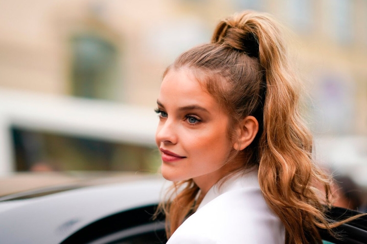 Барбара Палвин с хвостиком