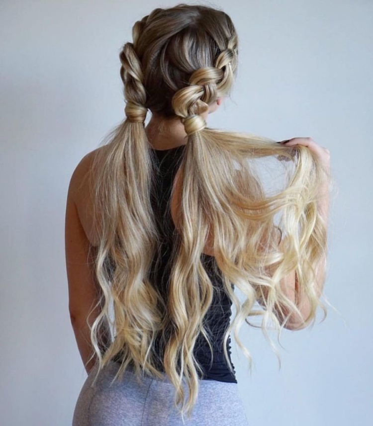 Два хвостика с распущенными волосами