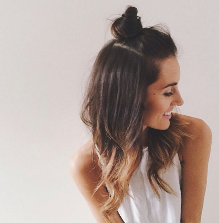 Пучок с распущенными волосами